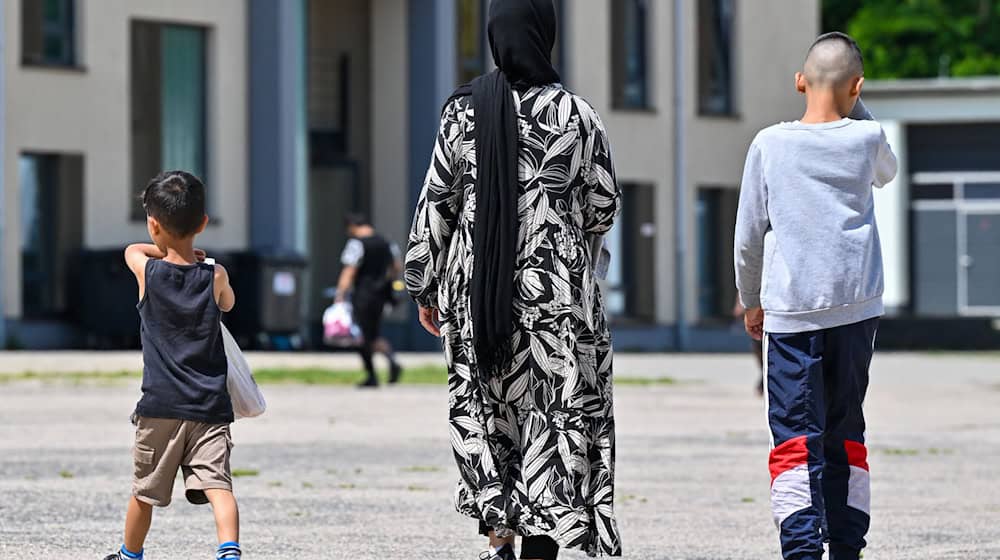 Policija je w prěnim połlěće wjace hač 500 nadpadow na ćěkancow zapisała. (Archivbild) / Foto: Patrick Pleul/dpa