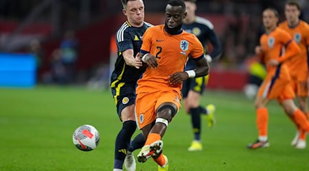 Lutsharel Geertruida (r) comes to Leipzig at the second attempt / Photo: Peter Dejong/AP