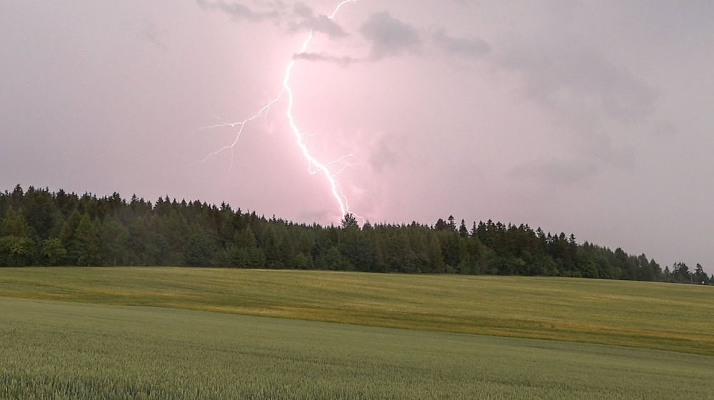 Gewitter und Regen haben Feuerwehrleute in Sachsen ausrücken lassen. (Archivbild) / Foto: B&S/dpa