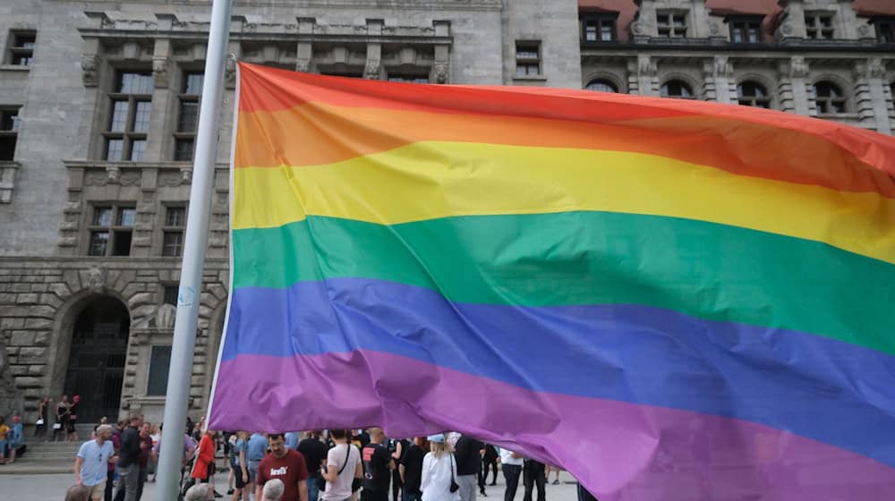 Mit dem Hissen der Regenbogenflagge startete die CSD-Woche in Leipzig. / Foto: Sebastian Willnow/dpa