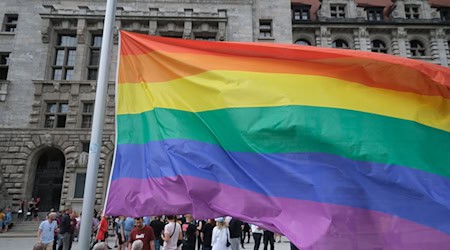 La semana de las JSC en Leipzig comenzó con el izado de la bandera arco iris / Foto: Sebastian Willnow/dpa