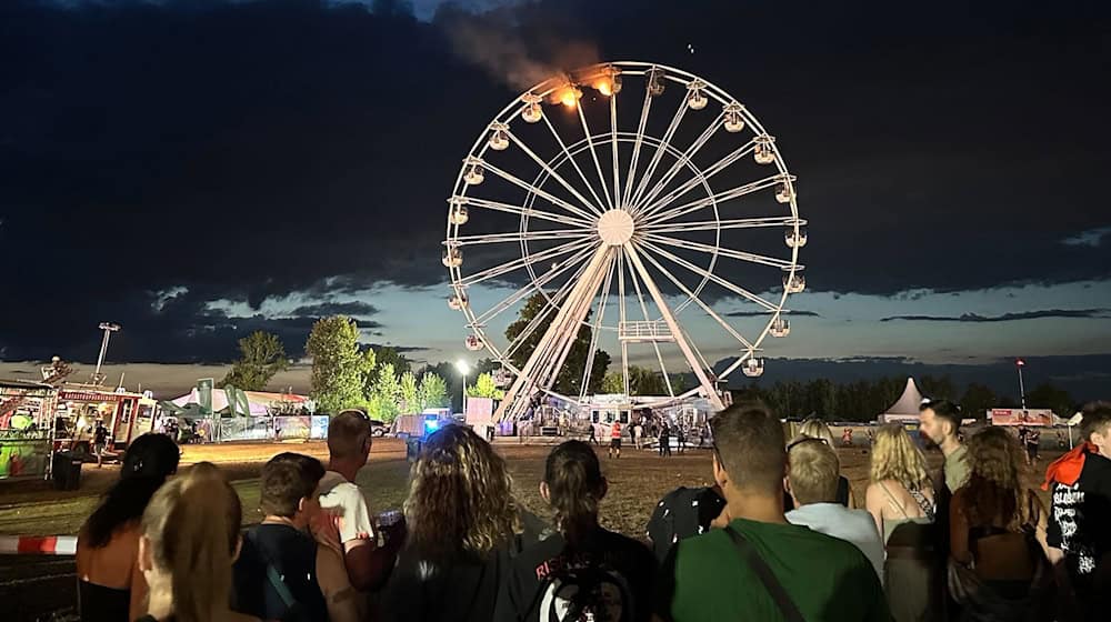 Beim Highfield-Festivals bei Leipzig haben zwei Gondeln des Riesenrades begonnen zu brennen. / Foto: Str./dpa