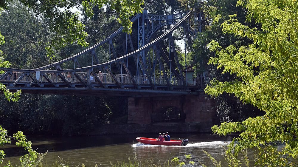 With the issued permit, the State Administration Office has ordered the temporary lifting of the full closure of the Saale near Bad Kösen. (Archive photo) / Photo: Hendrik Schmidt/dpa-Zentralbild/dpa