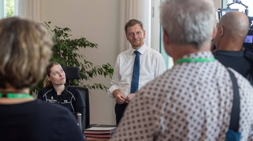 Kretschmer calls voluntary commitment "incredibly impressive".  / Photo: Daniel Wagner/dpa