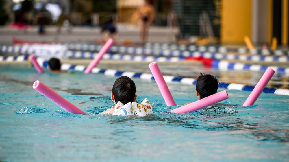 Saxony wants to improve swimming lessons for children of pre-school and primary school age. (Archive image) / Photo: Jens Kalaene/dpa