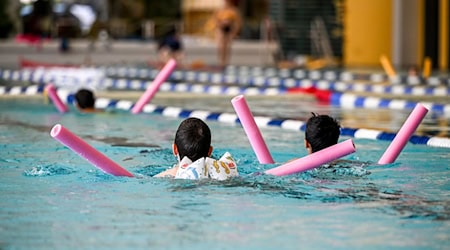 Sachsen will den Schwimmunterricht für Kinder im Vorschul- und Grundschulalter verbessern. (Archivbild) / Foto: Jens Kalaene/dpa