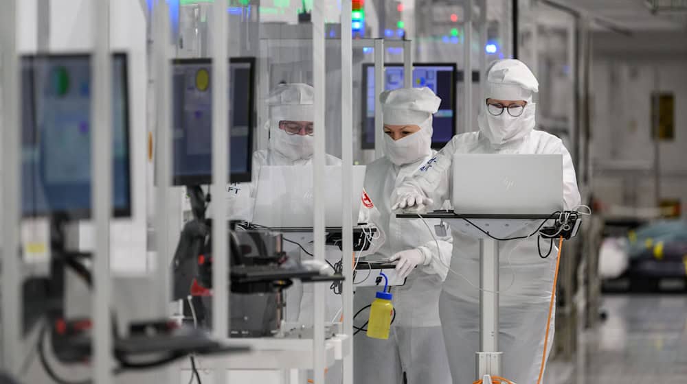 Infineon ist an der ESMC-Fabrik, die in Dresden entsteht beteiligt (Archivbild). / Foto: Robert Michael/dpa