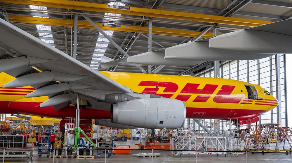 طائرة DHL في لايبزيغ: قامت الشركة بزيادة إجراءات الأمان. (صورة أرشيفية) / تصوير: هندريك شميدت/dpa