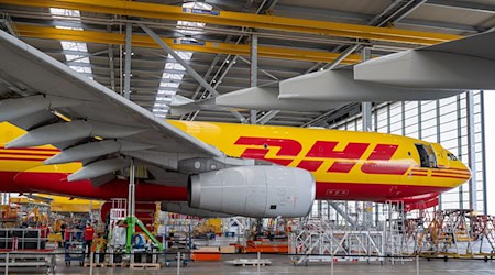 DHL aircraft in Leipzig: the company has increased its security measures. (Archive image) / Photo: Hendrik Schmidt/dpa