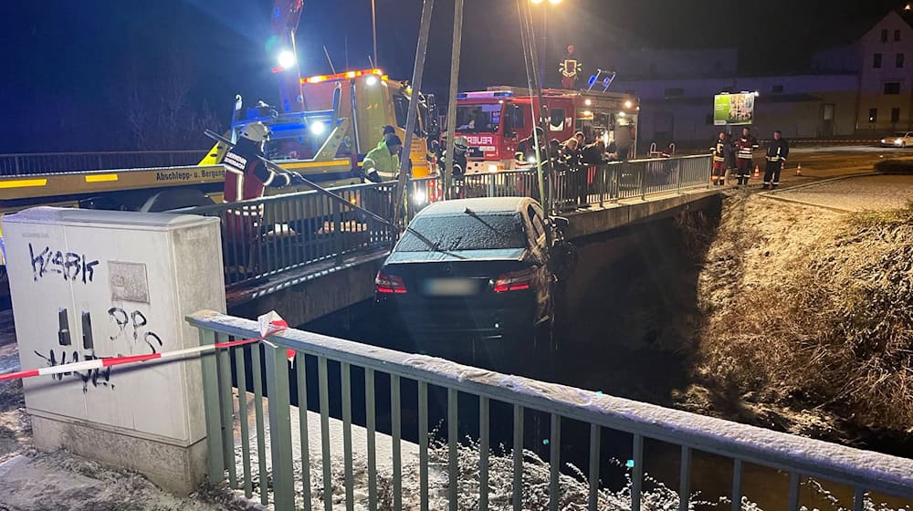 Im Januar 2024 wird in Reichenbach ein Auto aus der Göltzsch geborgen. Der Unfall steht in Zusammenhang mit einem Todesfall. (Archivbild) / Foto: Fricke/NEWS5/dpa