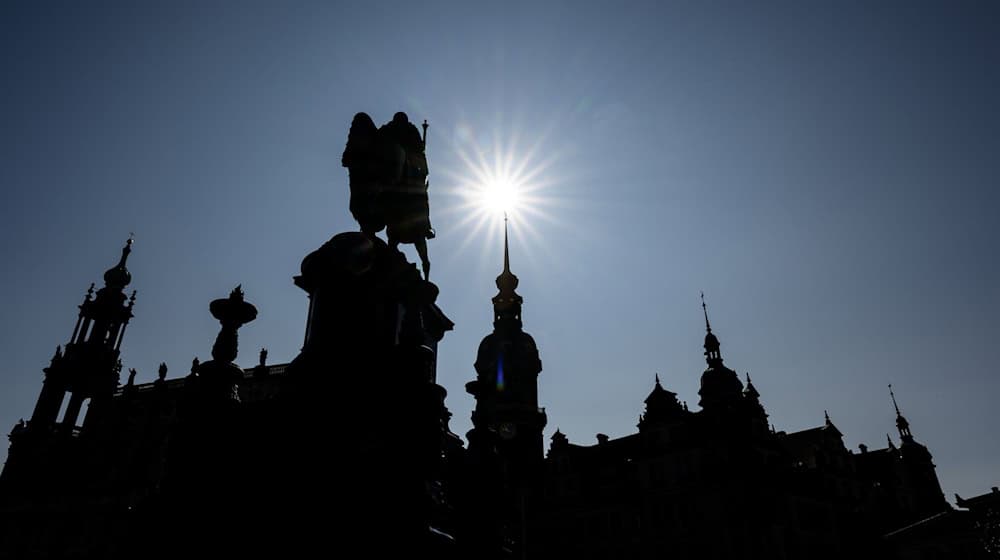 Das Sommerwetter in Sachsen war warm und sonnig. Auch heftiger Starkregen gehörte dazu. (Archivbild) / Foto: Robert Michael/dpa