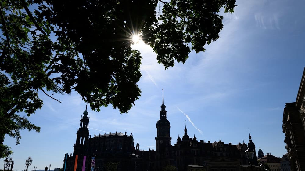 Bis auf einige Wolken bleibt der Himmel am Montag blau. / Foto: Robert Michael/dpa