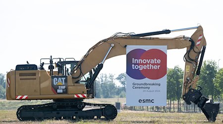 The symbolic ground-breaking ceremony for the new microchip plant took place in the north of Dresden / Photo: Sebastian Kahnert/dpa