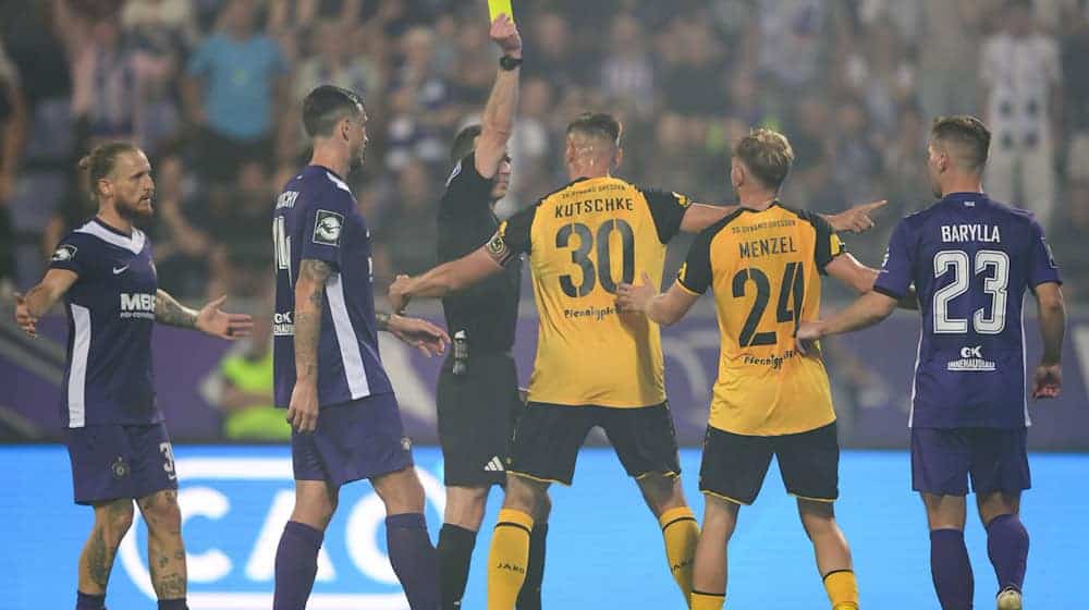 Stefan Kutsche sees the yellow-red card.  / Photo: Robert Michael/dpa