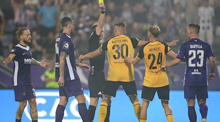 Stefan Kutsche sees the yellow-red card.  / Photo: Robert Michael/dpa