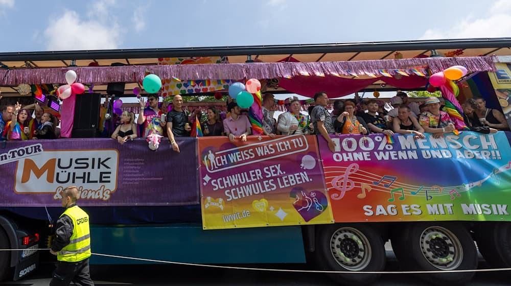 Ein Wagen mit Feiernden beim Christopher Street Day in Dresden. / Foto: Daniel Schäfer/dpa