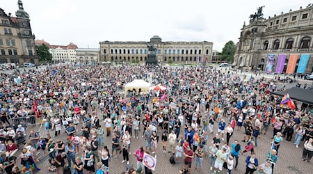 In Dresden und Leipzig sind am Sonntag Tausende Menschen gegen Rechtsextremismus und für eine starke Demokratie auf die Straße gegangen. (Foto aktuell) / Foto: Sebastian Kahnert/dpa