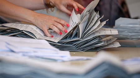 Eine Wahlhelferin legt Europawahl-Stimmzettel zur Auszählung auf einem Stapel (Archivbild) / Foto: Jan Woitas/dpa