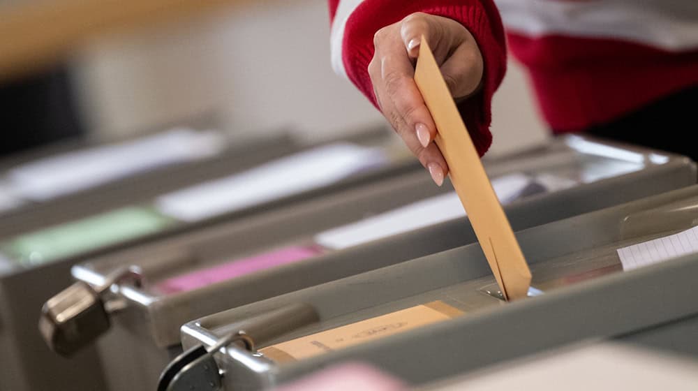 Eine Woche vor den Landtagswahlen in Thüringen und Sachsen sieht eine neue Umfrage des Instituts Insa für die «Bild» die AfD in beiden Ländern vorn. (Symbolbild) / Foto: Marijan Murat/dpa