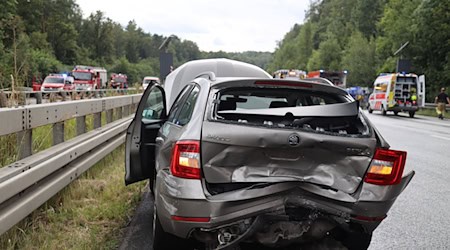 Nach aktuellen Informationen waren insgesamt 21 Fahrzeuge an den Unfällen beteiligt. / Foto: SPM Gruppe/dpa