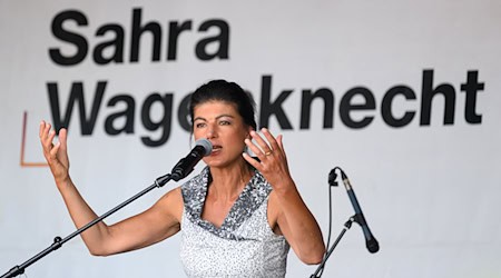 Sahra Wagenknecht arremete contra el gobierno alemán en Dresde y recibe muchos aplausos por su llamamiento a la paz en Ucrania. (Foto actual) / Foto: Robert Michael/dpa