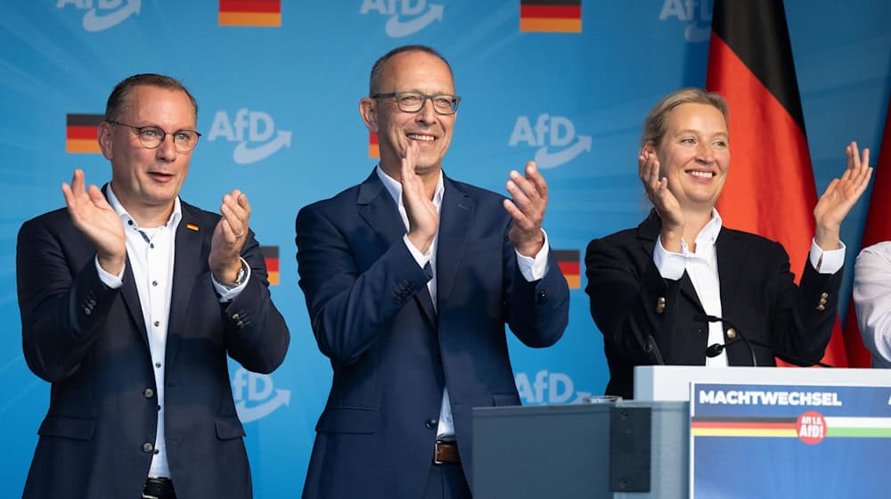 Tino Chrupalla, Jörg Urban y Alice Weidel (de izquierda a derecha) se muestran convencidos de la victoria electoral de su partido en el cierre de campaña de la AfD en Dresde / Foto: Sebastian Kahnert/dpa