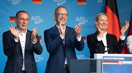 Tino Chrupalla, Jörg Urban und Alice Weidel (v.l.n.r.) zeigt sich beim Wahlkampfabschluss der AfD in Dresden überzeugt vom Wahlsieg ihrer Partei. / Foto: Sebastian Kahnert/dpa