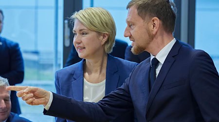 Manuela Schwesig a Michael Kretschmer staj na zetkanju w Schwerinje wuspěšne požadanja swětoweho herbstwa hódnoćiłoj. (Archivbild) / Foto: Jörg Carstensen/dpa