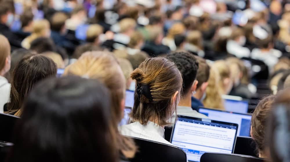 Lecture hall filled with students / Photo: Rolf Vennenbernd/dpa