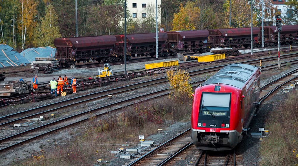 Der Bahnhof in Bayreuth wartet auf die Elektrifizierung. (Archivbild) / Foto: Daniel Vogl/dpa