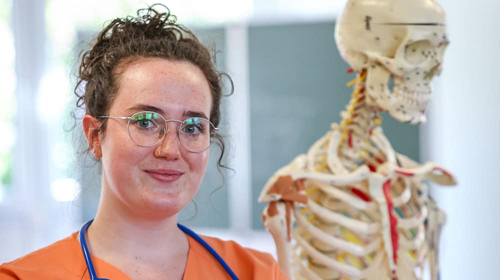 Pflege-Azubi Anna Telle aus Chemnitz vertritt Deutschland bei den «World Skills» Mitte September in Lyon. / Foto: Jan Woitas/dpa