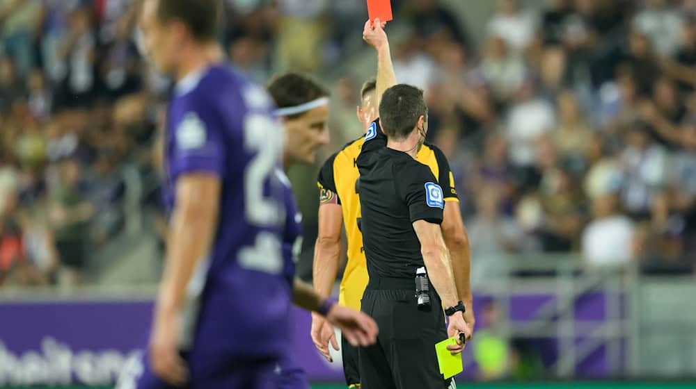 Stefan Kutsche sees the yellow-red card.  / Photo: Robert Michael/dpa/ZB