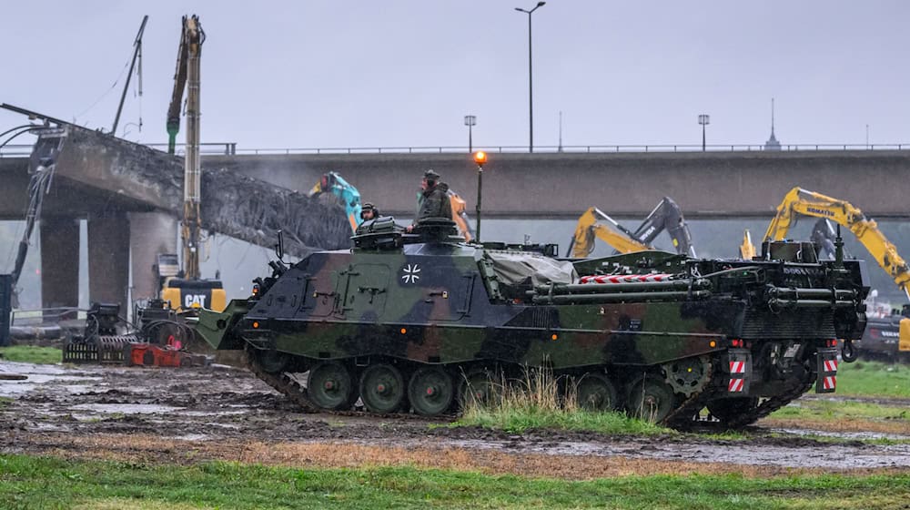 Die Abrissarbeiten an der Dresdner Carolabrücke werden auch in der Nacht fortgesetzt. Dazu stehen nun auch Bergepanzer der Bundeswehr in Bereitschaft. / Foto: Robert Michael/dpa