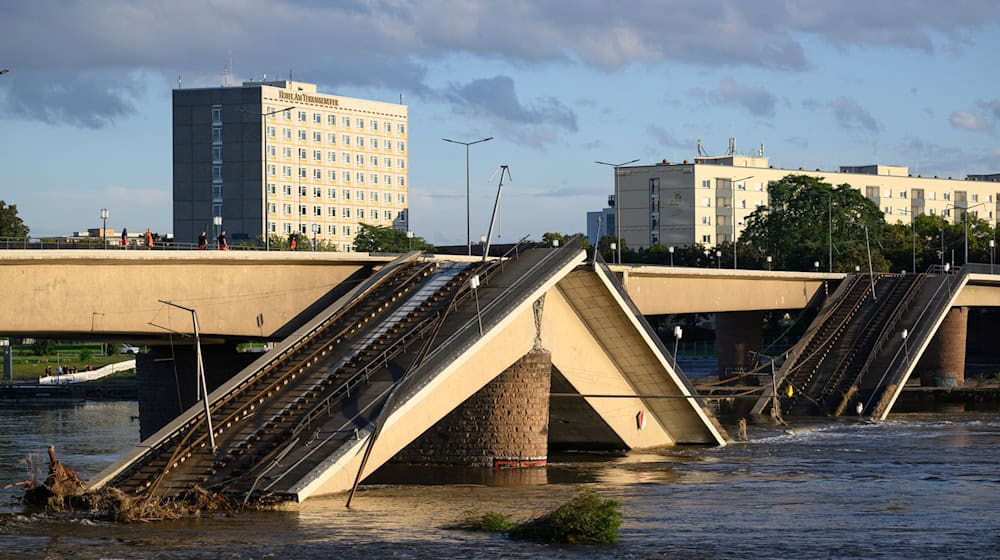 Work continues on the partially collapsed Carola Bridge in Dresden (archive photo). / Photo: Robert Michael/dpa