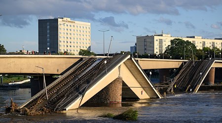 Тривають роботи на частково зруйнованому мосту Кароля в Дрездені (архівне фото). / Фото: Robert Michael/dpa