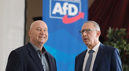 Лідер саксонської партії AfD Йорг Урбан (праворуч) залишається лідером парламентської фракції AfD у земельному парламенті. (Поточне фото) / Фото: Sebastian Willnow/dpa