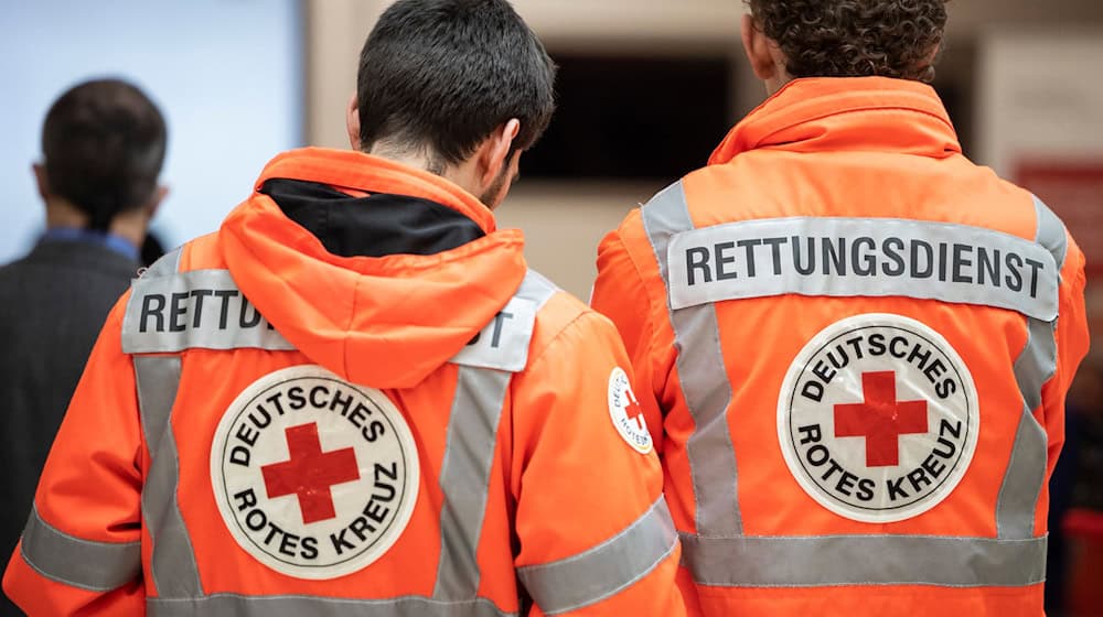 Die AfD im Sächsischen Landtag fordert härtere Strafen für Angriffe auf Rettungskräfte. (Foto Illustration) / Foto: Hannes P Albert/dpa