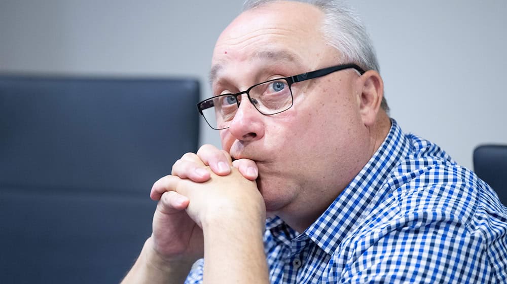 Der AfD-Politiker Jens Maier kehrt möglicherweise als Nachrücker in den Bundestag zurück. (Archivbild) / Foto: Sebastian Kahnert/dpa