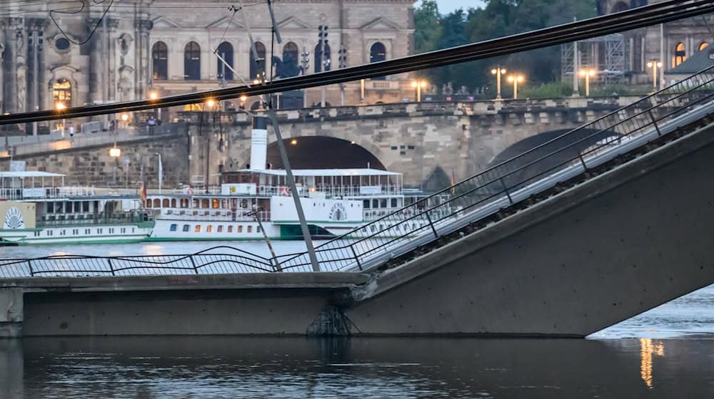 Teile der Carolabrücke über der Elbe sind eingestürzt. / Foto: Robert Michael/dpa