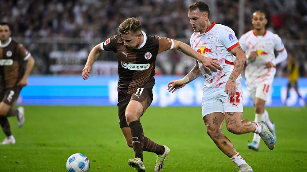 Aufsteiger St. Pauli zeigt gegen RB Leipzig über weite Strecken ein tolles Spiel. / Foto: Gregor Fischer/dpa