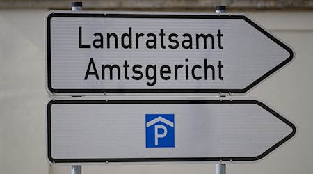 Signs for the district administration office / Photo: Robert Michael/dpa