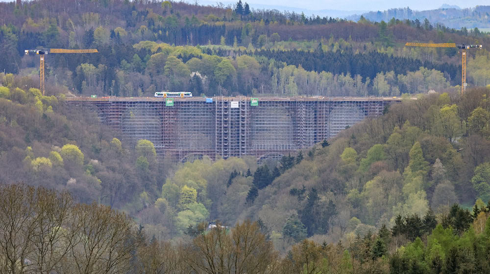 Endspurt bei der Sanierung der historischen Elstertalbrücke im Vogtland. (Archivbild) / Foto: Jan Woitas/dpa