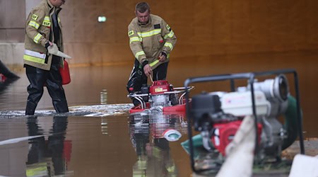 Polnische Feuerwehrmänner arbeiten im Hochwasser. In den kommenden Tagen wird in großen Teilen des Landes mit Starkregen und Überschwemmungen gerechnet. (Archivbild) / Foto: Leszek Szymanski/PAP/dpa