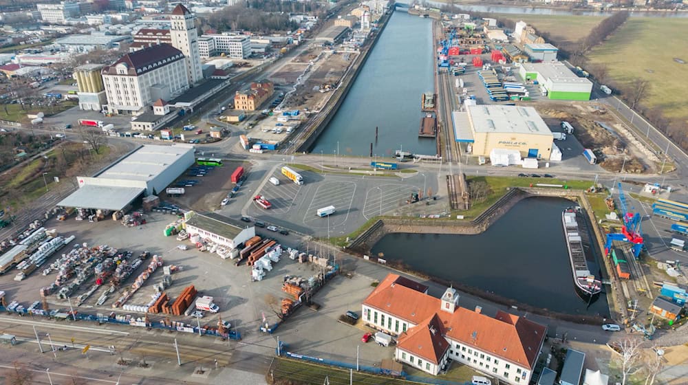 Der Dresdner Hafen kann noch angefahren werden, aber nur aus Richtung Magdeburg. (Archivbild) / Foto: Robert Michael/dpa