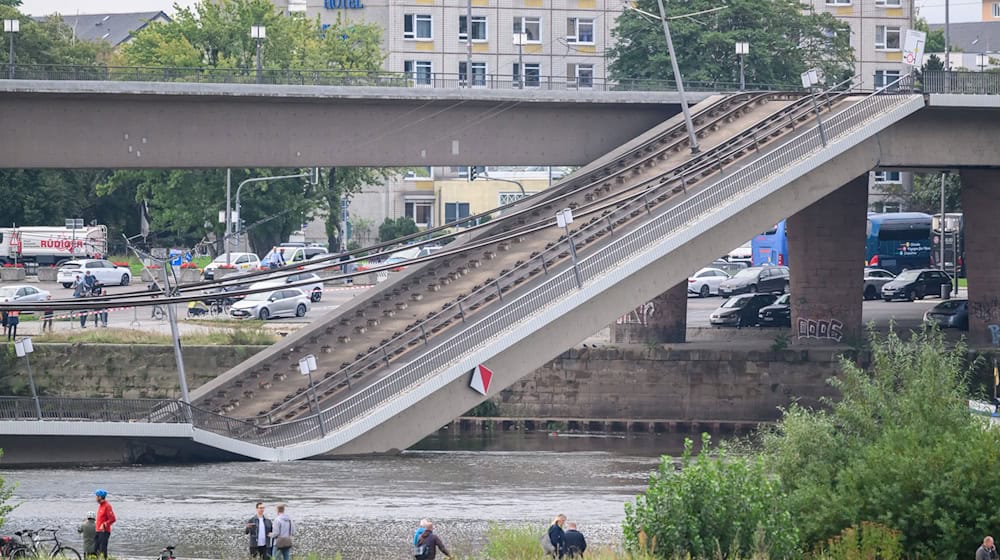 Die Brücke in Dresden liegt zum Teil im Wasser. / Foto: Robert Michael/dpa