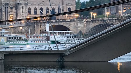 Teile der Carolabrücke über der Elbe sind eingestürzt. / Foto: Robert Michael/dpa