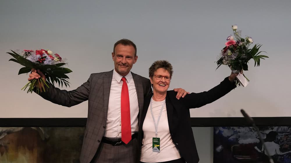 Sachsens BSW-Chefin Sabine Zimmermann und Vorsitzender Jörg Scheibe  jubeln nach Verkündung der ersten Hochrechnungen auf der Bühne.  / Foto: Sebastian Willnow/dpa