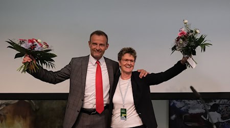 Saxony's BSW boss Sabine Zimmermann and chairman Jörg Scheibe cheer on stage after the first projections were announced / Photo: Sebastian Willnow/dpa