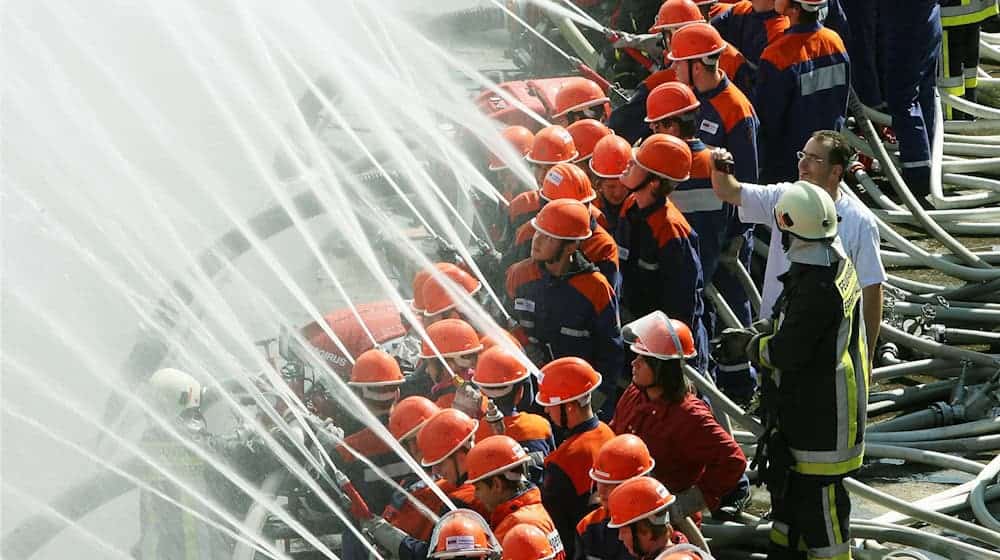 Mitglieder der Jugendfeuerwehr an den Spritzen. Gefährlich wird es bei der Kinderfeuerwehr nicht. (Archivfoto) / Foto: picture alliance / Roland Holschneider/dpa