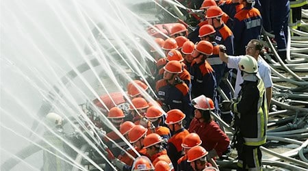 Members of the youth fire department at the sprayers. The children's fire department is not dangerous. (Archive photo) / Photo: picture alliance / Roland Holschneider/dpa